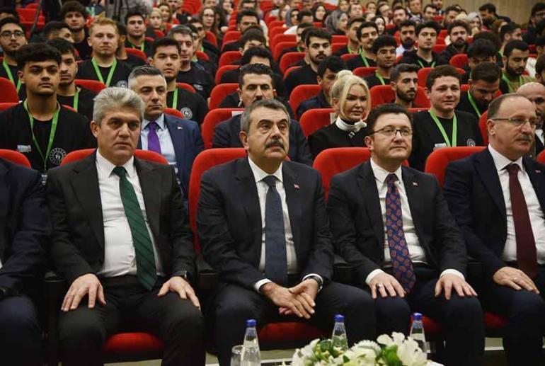 Bakan Tekin: Türkiyede kimse kimsenin kılık kıyafetiyle uğraşmıyor