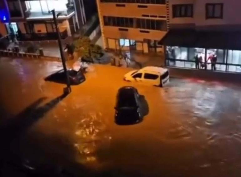İzmiri sağanak vurdu; 320 konut, 78 iş yeri ve 5 kamu binasını su bastı