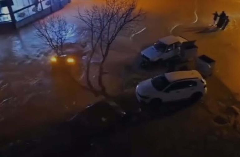 İzmiri sağanak vurdu; 320 konut, 78 iş yeri ve 5 kamu binasını su bastı