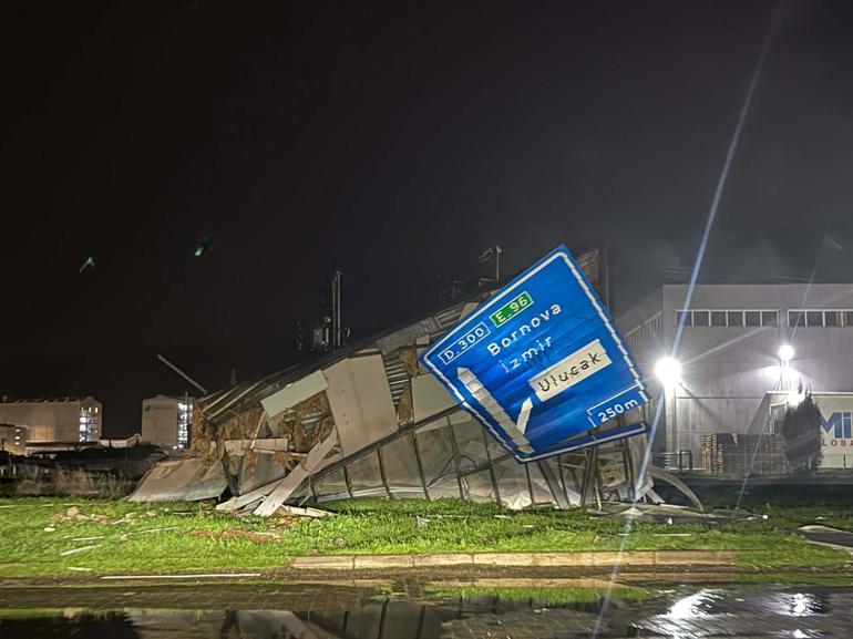 İzmiri sağanak vurdu; 320 konut, 78 iş yeri ve 5 kamu binasını su bastı
