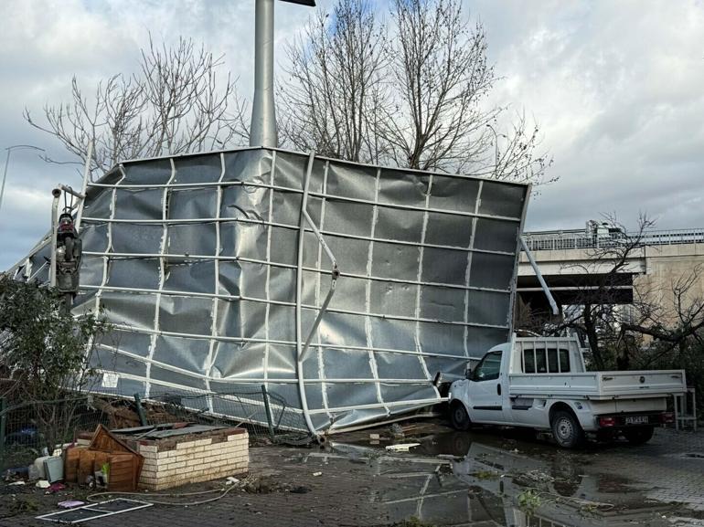 İzmiri sağanak vurdu; 320 konut, 78 iş yeri ve 5 kamu binasını su bastı
