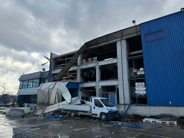 İzmiri sağanak vurdu; 320 konut, 78 iş yeri ve 5 kamu binasını su bastı