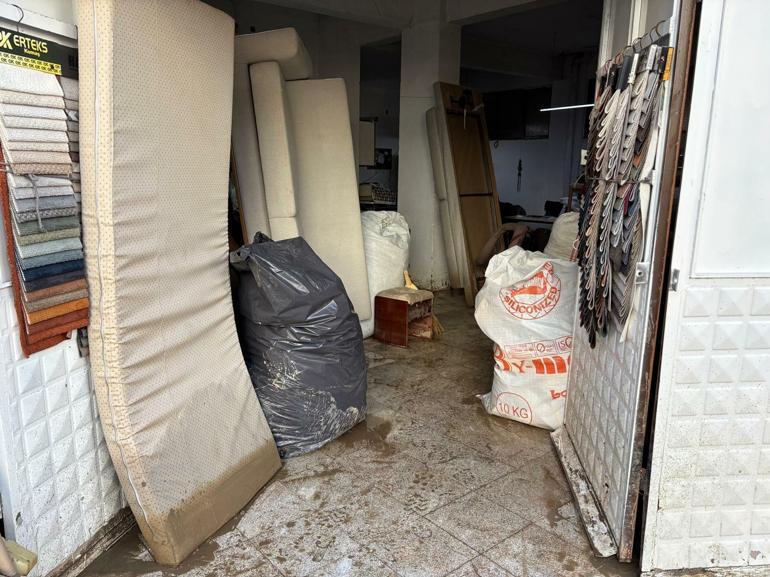 İzmiri sağanak vurdu; 320 konut, 78 iş yeri ve 5 kamu binasını su bastı