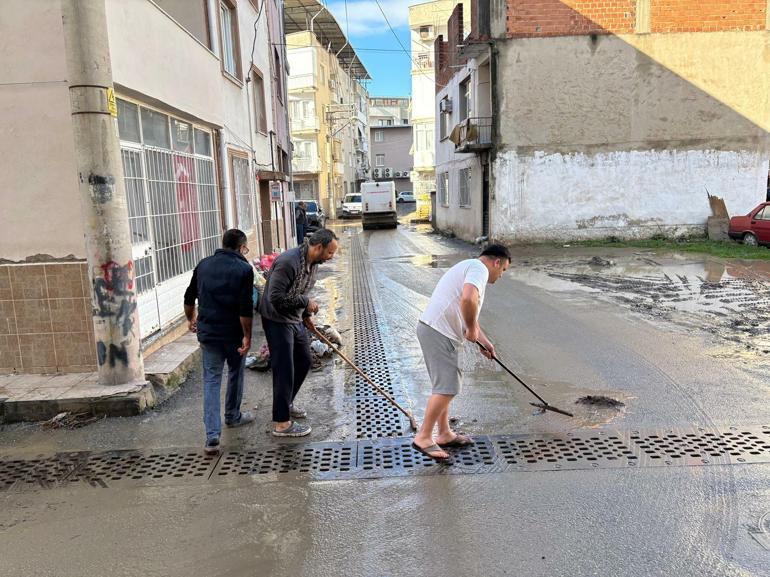 İzmiri sağanak vurdu; 320 konut, 78 iş yeri ve 5 kamu binasını su bastı