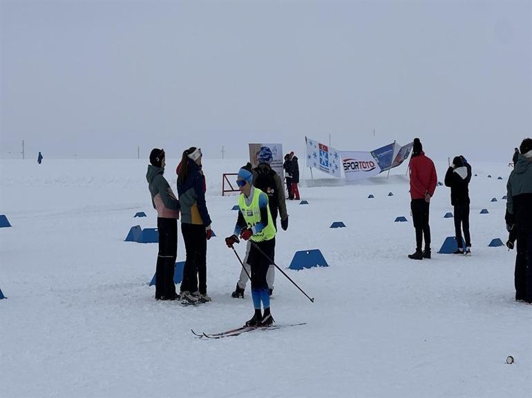 Yüksekovada 365 sporcunun katıldığı Türkiye Kayaklı Koşu Eleme Yarışması başladı