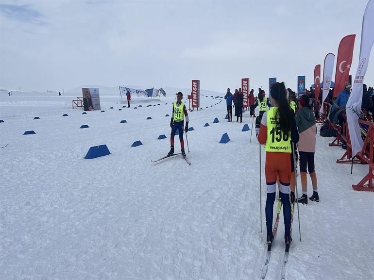 Yüksekovada 365 sporcunun katıldığı Türkiye Kayaklı Koşu Eleme Yarışması başladı