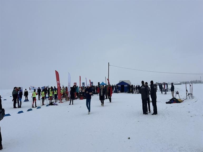 Yüksekovada 365 sporcunun katıldığı Türkiye Kayaklı Koşu Eleme Yarışması başladı