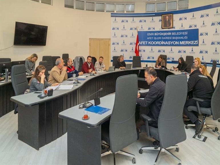 İzmiri sağanak vurdu; 320 konut, 78 iş yeri ve 5 kamu binasını su bastı