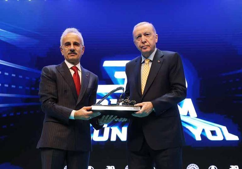 Cumhurbaşkanı Erdoğan: Bölünmüş yollarımızın, 30 bininci kilometresini hizmete almak üzere bir aradayız