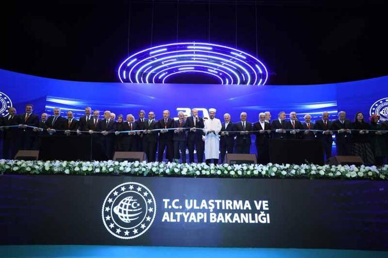 Cumhurbaşkanı Erdoğan: Bölünmüş yollarımızın, 30 bininci kilometresini hizmete almak üzere bir aradayız