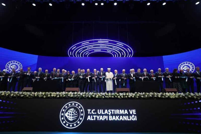 Cumhurbaşkanı Erdoğan: Bölünmüş yollarımızın, 30 bininci kilometresini hizmete almak üzere bir aradayız