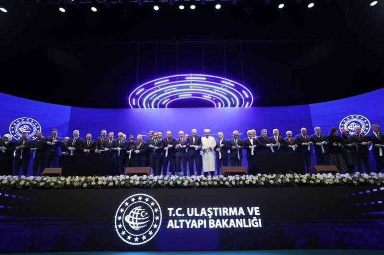 Cumhurbaşkanı Erdoğan: Bölünmüş yollarımızın, 30 bininci kilometresini hizmete almak üzere bir aradayız
