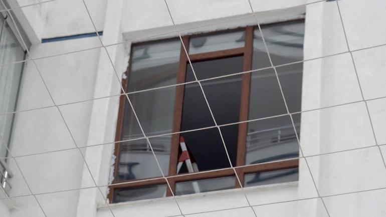 Cam silerken 3’üncü kattan düşen öğretmen yaşamını yitirdi