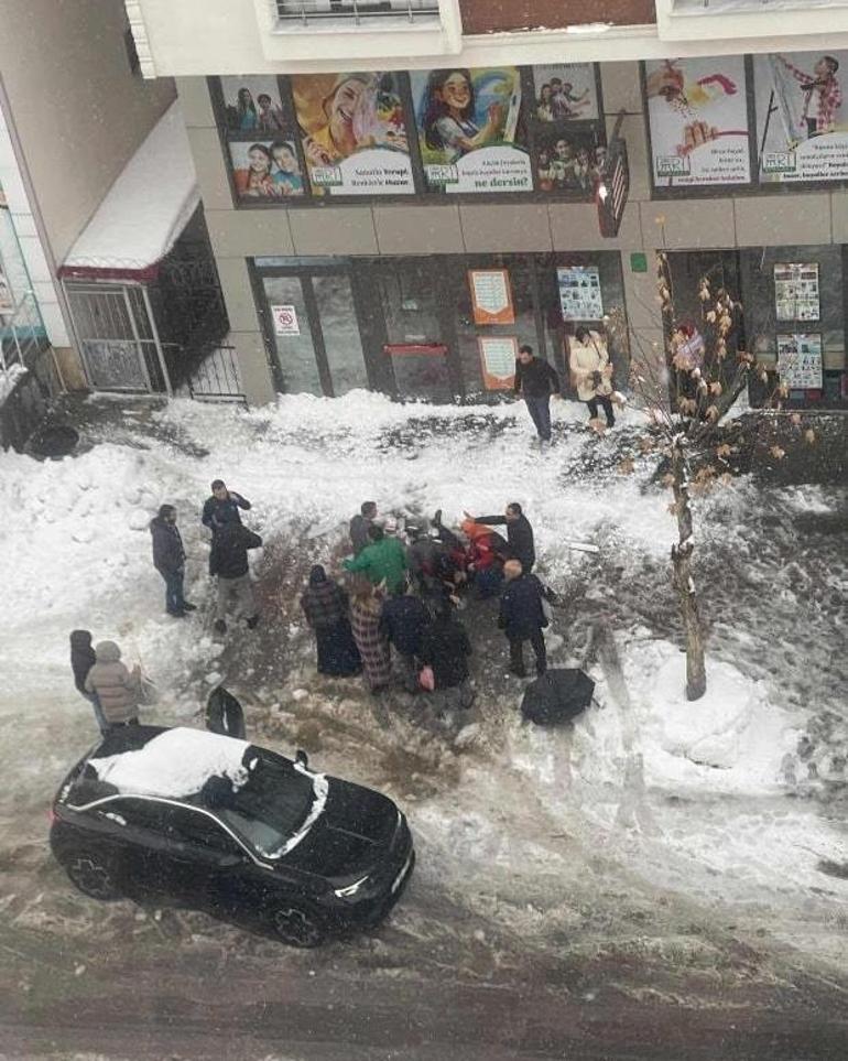 Çatıdan üzerine kar kütlesi düşen kadın öldü