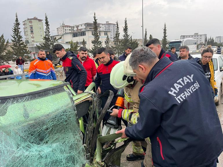 Hatay’da minibüs, otomobille çarpıştı: 5 yaralı