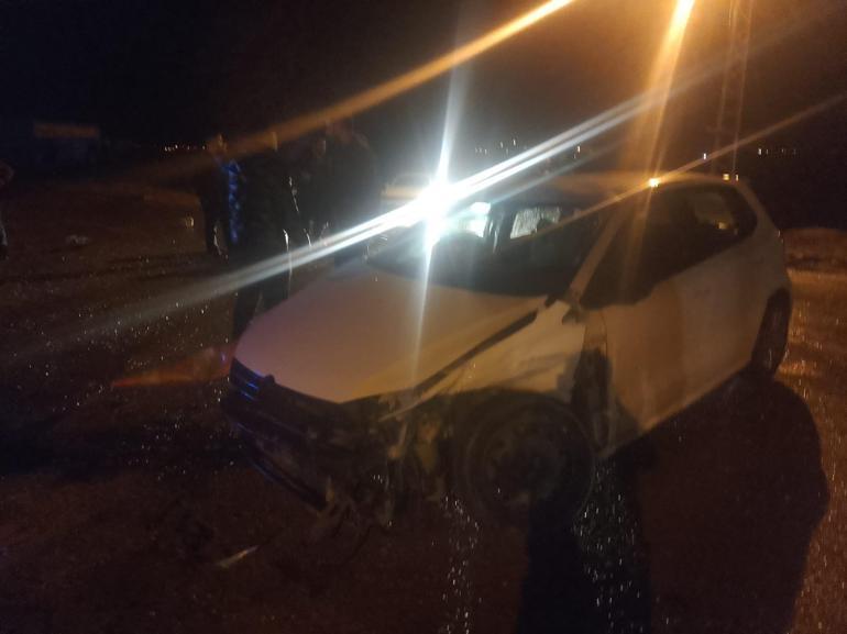 Otomobil, refüje ve bir otomobile çarptı: 2 yaralı