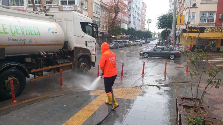 Mersinde kuvvetli yağış sonrası temizlik çalışması