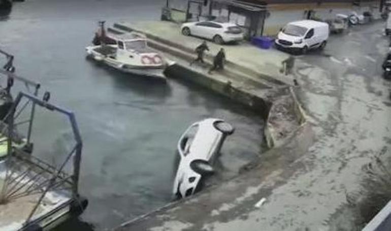 Sarıyerde otomobil denize düştü; tekneden atlayan kişi yüzerek yardıma geldi
