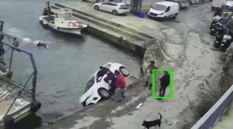 Sarıyerde otomobil denize düştü; tekneden atlayan kişi yüzerek yardıma geldi