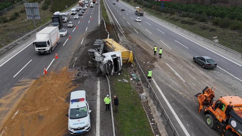 Kuzey Marmara Otoyolunda hafriyat kamyonu devrildi