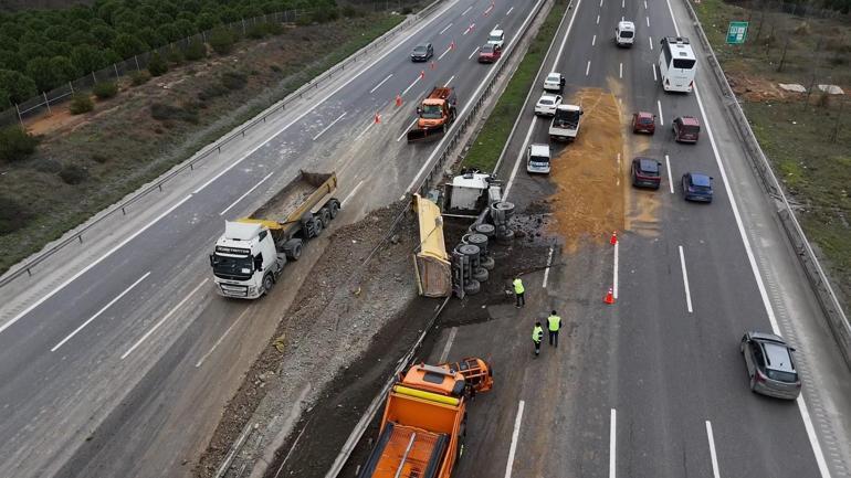 Kuzey Marmara Otoyolunda hafriyat kamyonu devrildi