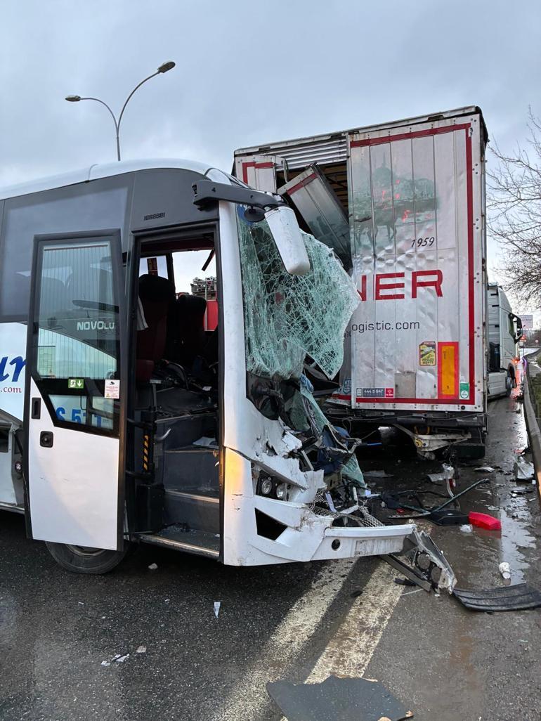 Kurtköyde tur midibüsü park halindeki TIRa çarptı; 13 yaralı