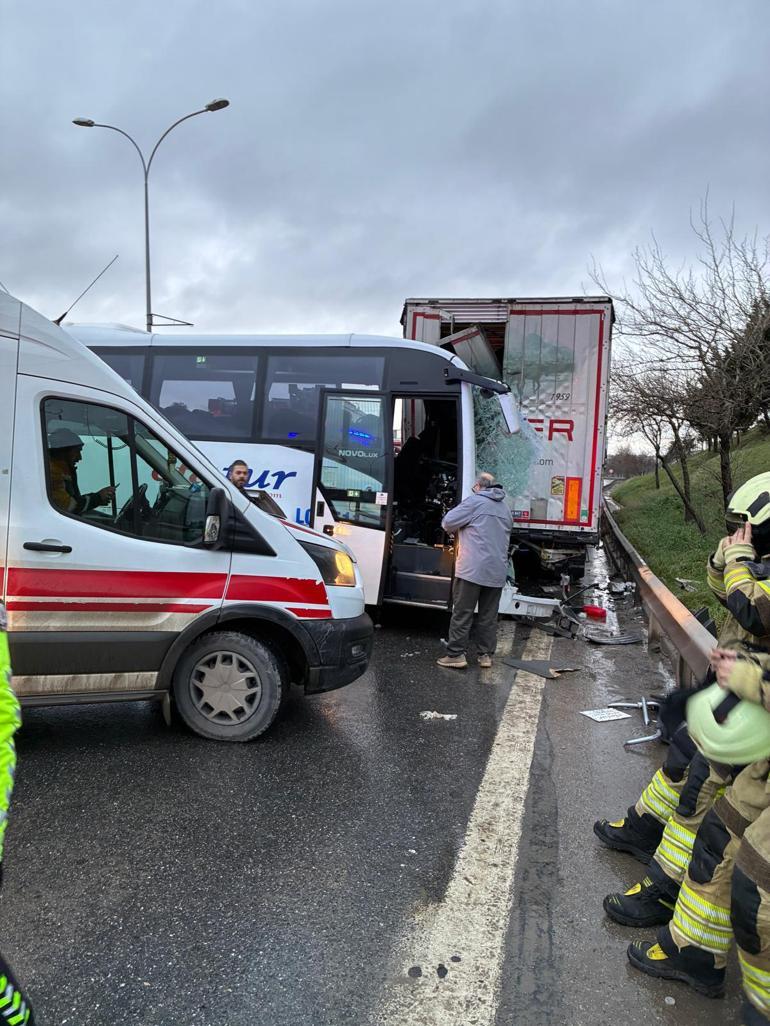 Kurtköyde tur midibüsü park halindeki TIRa çarptı; 13 yaralı