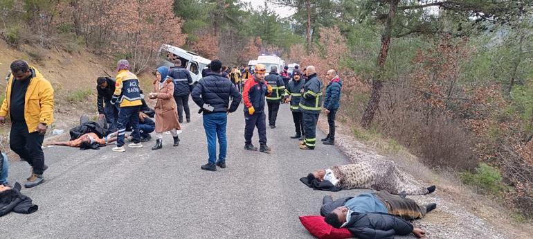 Senagalli öğrencileri taşıyan minibüs, alt yola uçtu: 17 yaralı