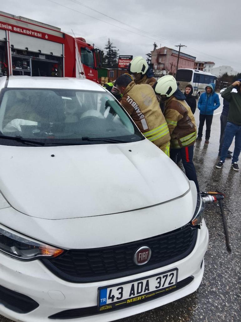 Silivride iki otomobil kafa kafaya çarpıştı: 1i ağır 4 yaralı