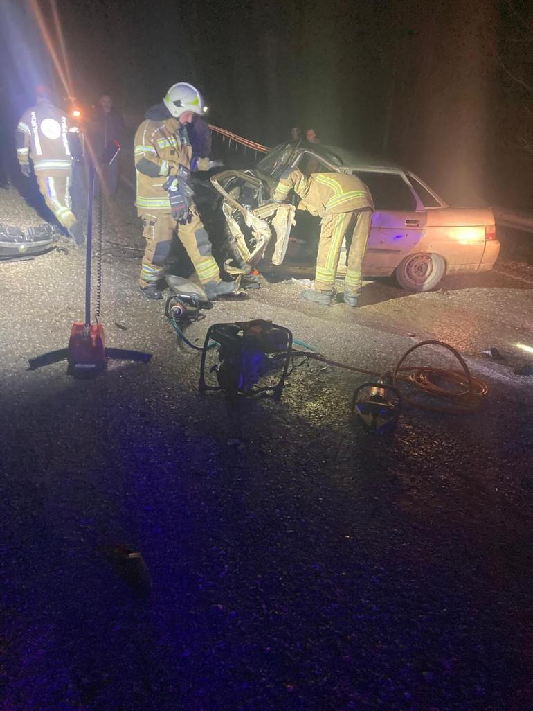 Bursada 2 otomobilin, kafa kafaya çarpıştı: 3 yaralı