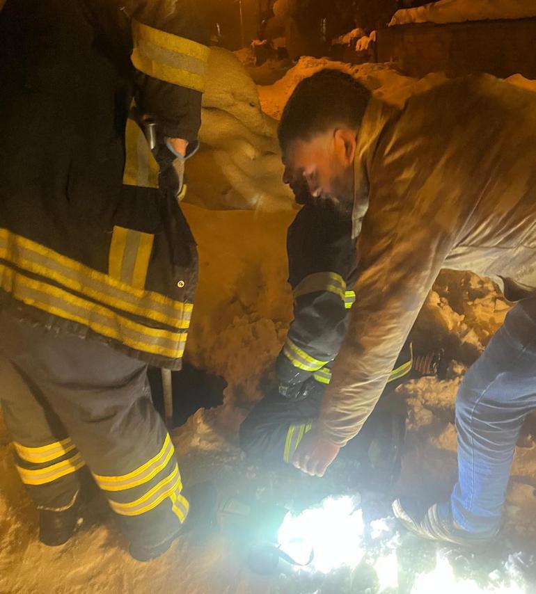 Muş’ta kuyuya düşen köpeği itfaiye kurtardı