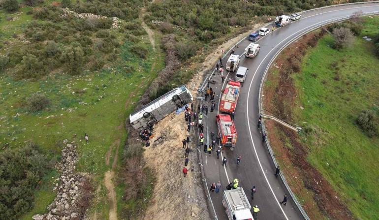 Antalyada yolcu otobüsü devrildi; 8 ölü, 26 yaralı