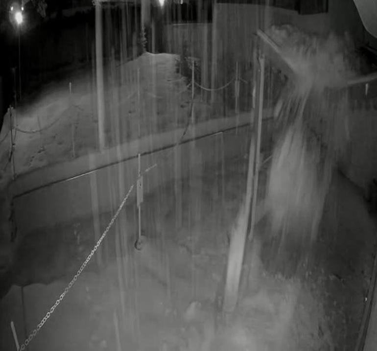 Üzerine kar düşen sundurma çöktü; o anlar kamerada