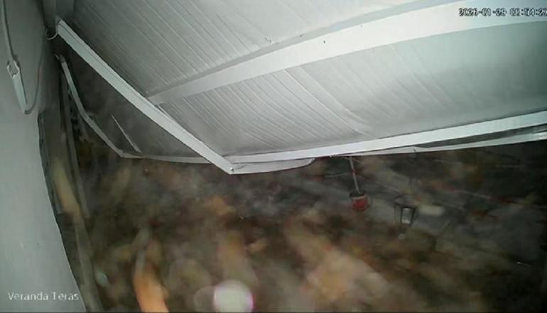 Üzerine kar düşen sundurma çöktü; o anlar kamerada