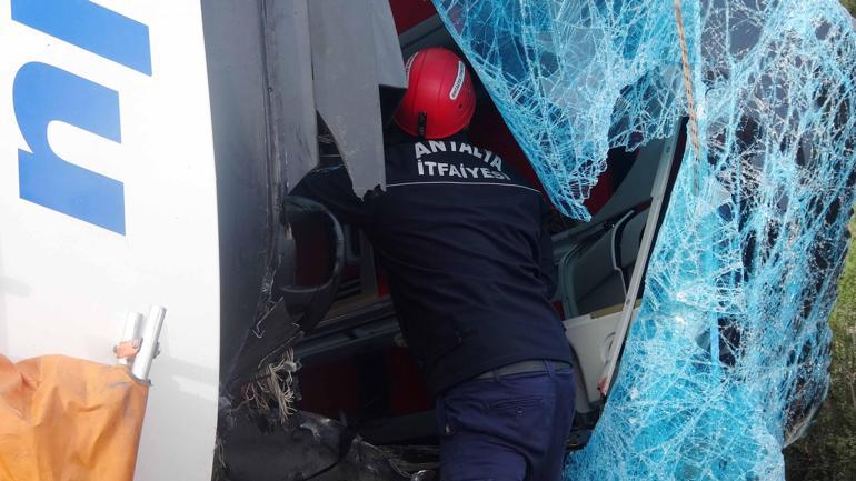 Antalyada yolcu otobüsü devrildi; 9 ölü, 25 yaralı