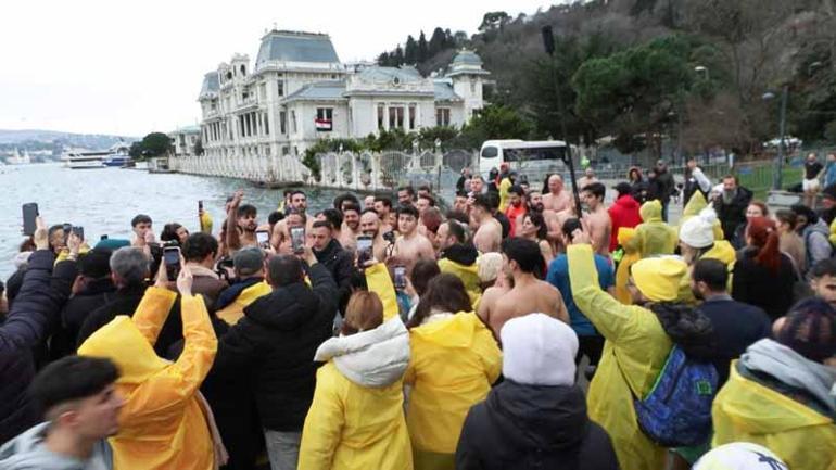 Beşiktaşta kansere dikkat için 100 kişiyle denize girdiler