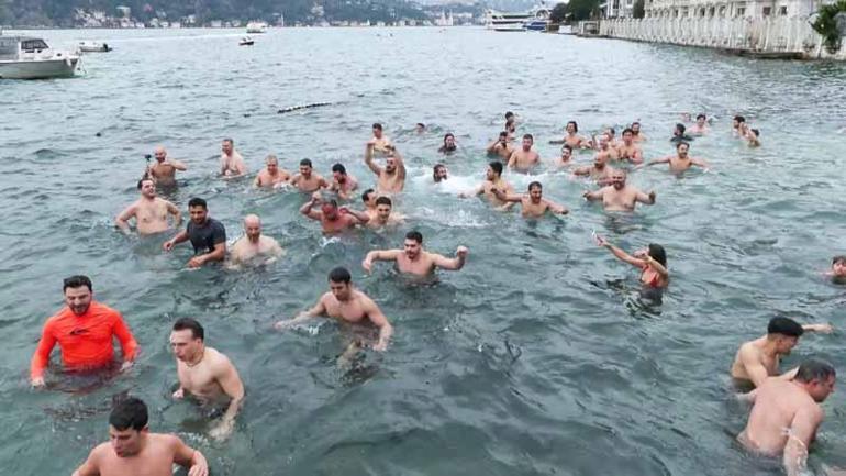 Beşiktaşta kansere dikkat için 100 kişiyle denize girdiler