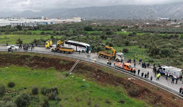 Antalyada yolcu otobüsü devrildi; 9 ölü, 25 yaralı