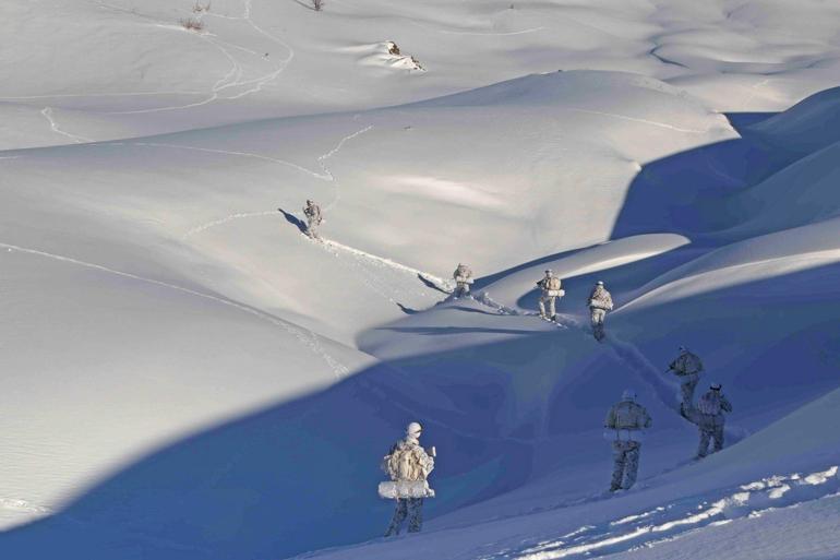 2nci Ordu birliklerinden karlı arazide hudut emniyeti çalışması