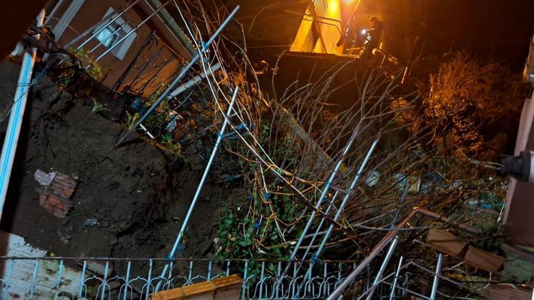 Sarıyerde binanın bitişiğindeki merdiven çöktü