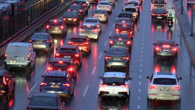 Okullarda ara tatil sona erdi; İstanbulda trafik yoğunluğu