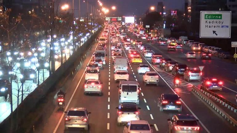 Okullarda ara tatil sona erdi; İstanbulda trafik yoğunluğu