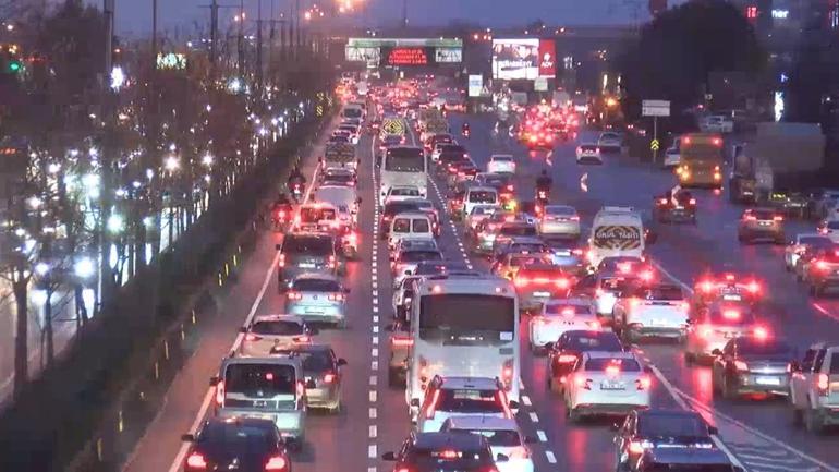 Okullarda ara tatil sona erdi; İstanbulda trafik yoğunluğu