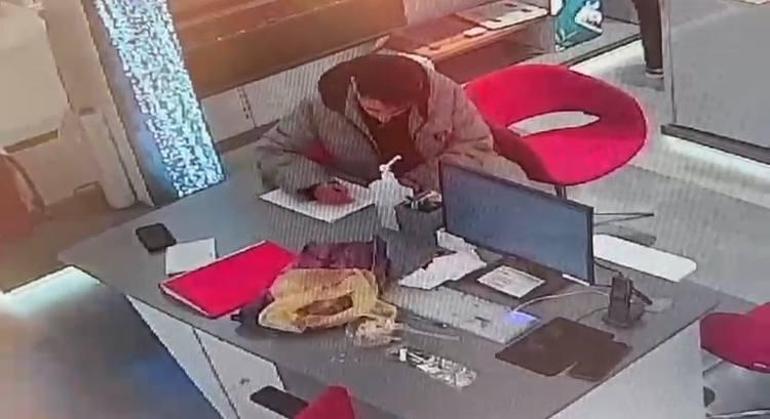 Sultangazide iş başvurusu için geldiği mağazada müdürün telefonunu çaldı
