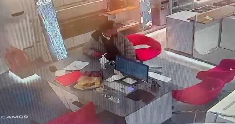 Sultangazide iş başvurusu için geldiği mağazada müdürün telefonunu çaldı