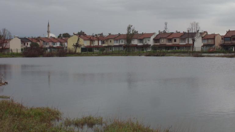 Balıkesirde sağanak; yazlıkları ve tarım alanlarını su bastı