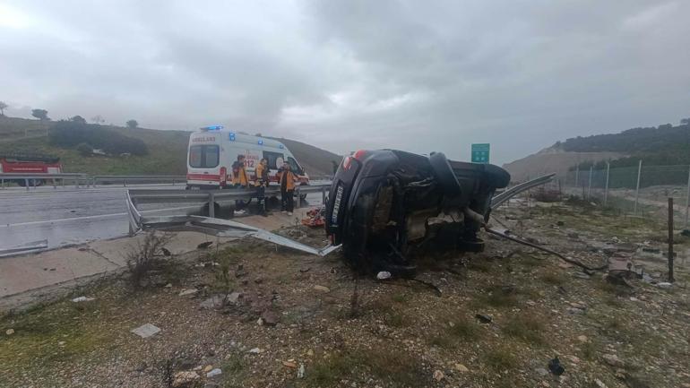 Bariyerlere çarpan otomobilin sürücüsü ile yanındaki eşi öldü