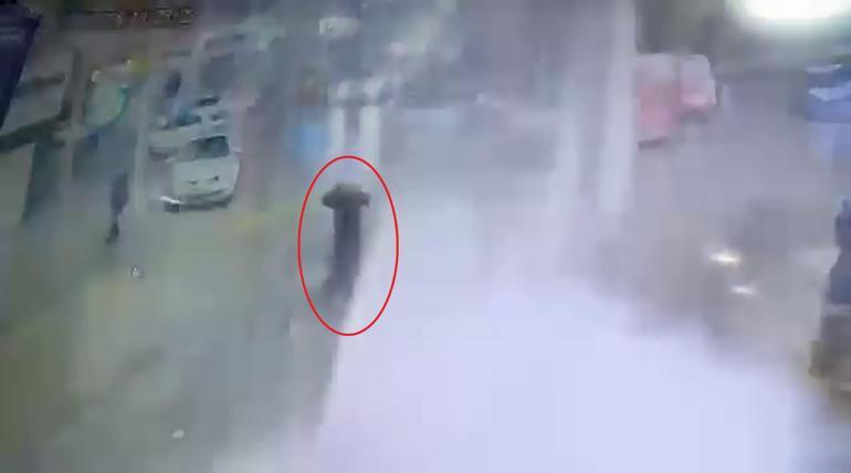 Çatıdan düşen buz kütlesinin altında kalmaktan son anda kurtuldu