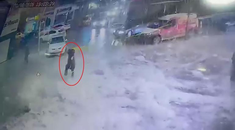 Çatıdan düşen buz kütlesinin altında kalmaktan son anda kurtuldu