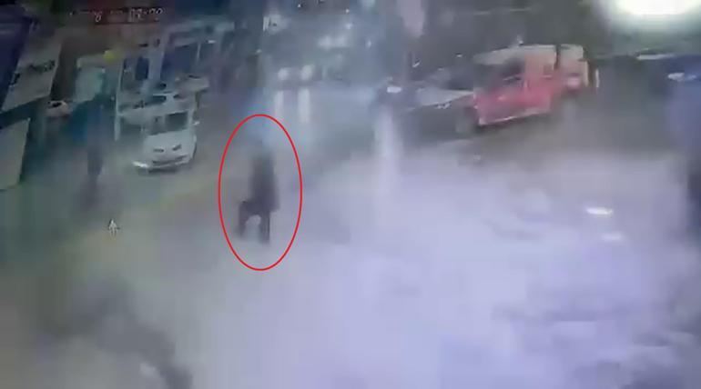 Çatıdan düşen buz kütlesinin altında kalmaktan son anda kurtuldu